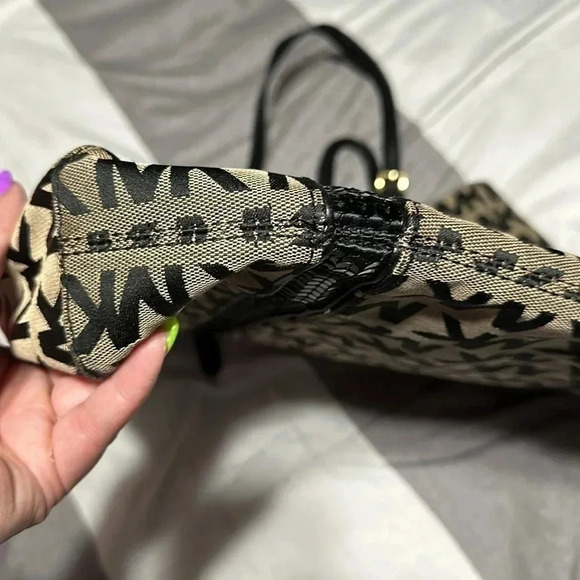 Michael Kors Monogram Sequin Stripe Black Jacquard tote - Picture 5 of 6